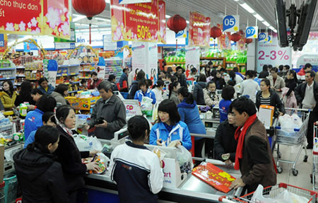 Người d&amp;acirc;n mua sắm tại Trung t&amp;acirc;m thương mại.