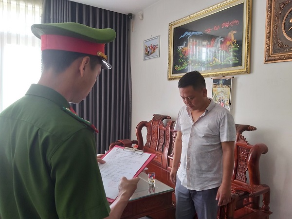 Cơ quan c&amp;ocirc;ng an tống đạt quyết định khởi tố bị can, bắt tạm giam Nguyễn L&amp;acirc;m Xinh.