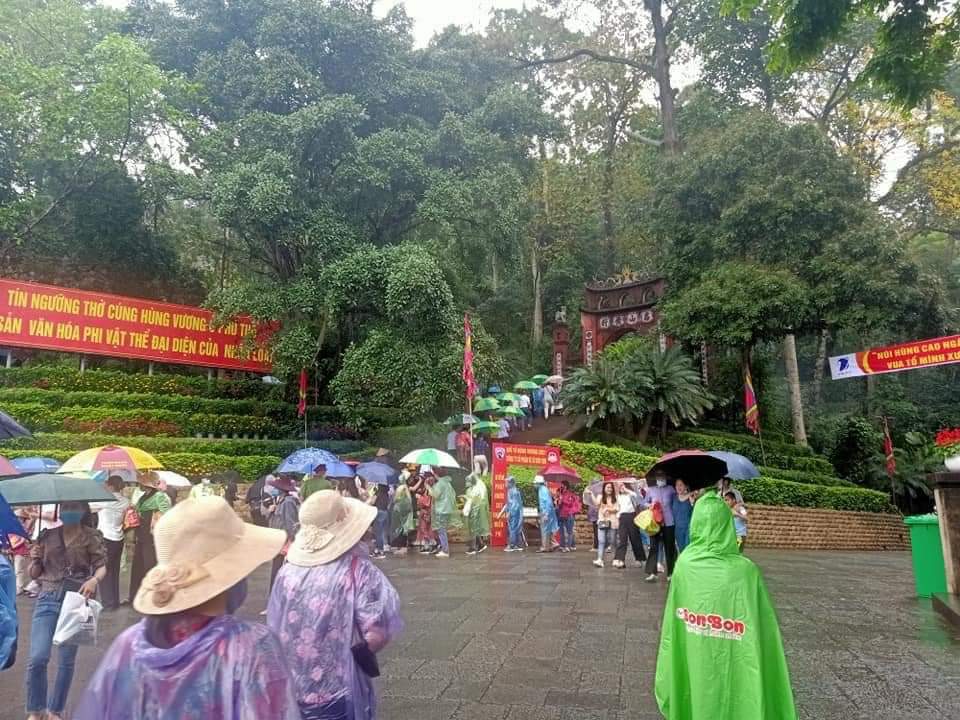 Kh&amp;aacute;ch thập phương đội mưa về d&amp;acirc;ng hương tại Đền H&amp;ugrave;ng