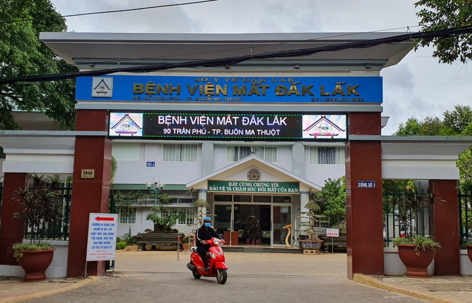 - Bệnh viện Mắt tỉnh Đắk Lắk tại 90 Trần Ph&amp;uacute;, phường th&amp;agrave;nh c&amp;ocirc;ng, tp Bu&amp;ocirc;n Ma Thuột l&amp;agrave; địa chỉ đ&amp;aacute;ng tin cậy cho người bệnh về mắt đến kh&amp;aacute;m v&amp;agrave; điều trị.