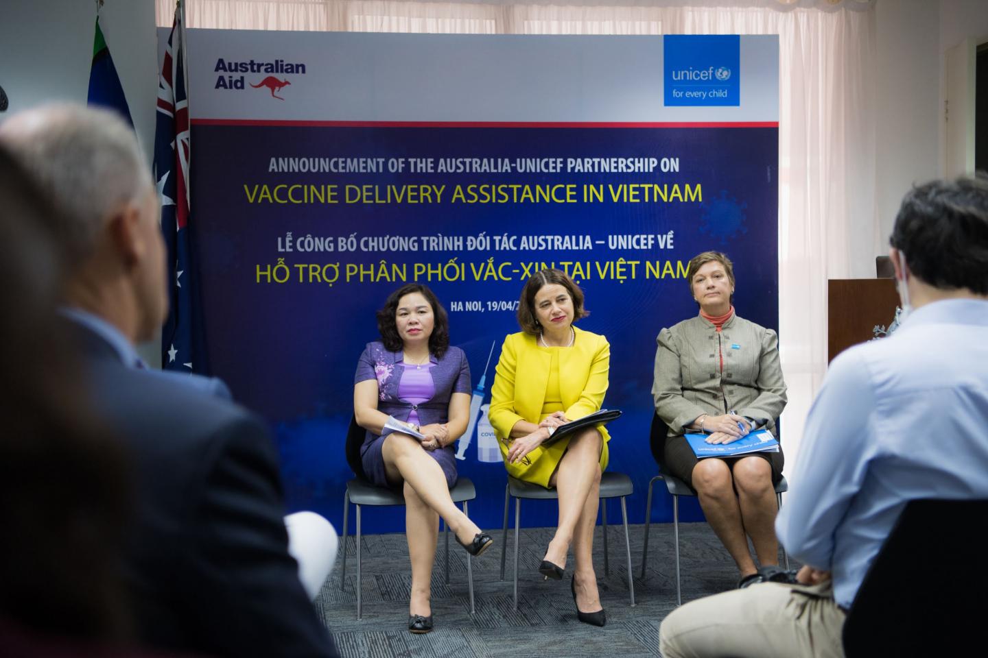 Ng&amp;agrave;y 19/4, Đại sứ qu&amp;aacute;n Australia tại H&amp;agrave; Nội v&amp;agrave; Quỹ Nhi đồng Li&amp;ecirc;n hiệp quốc (UNICEF) đ&amp;atilde; c&amp;ocirc;ng bố g&amp;oacute;i hỗ trợ trị gi&amp;aacute; 13,5 triệu đ&amp;ocirc;-la &amp;Uacute;c d&amp;agrave;nh cho việc đưa vắc-xin Covid-19 v&amp;agrave;o Việt Nam v&amp;agrave; thực hiện chương tr&amp;igrave;nh ti&amp;ecirc;m chủng.