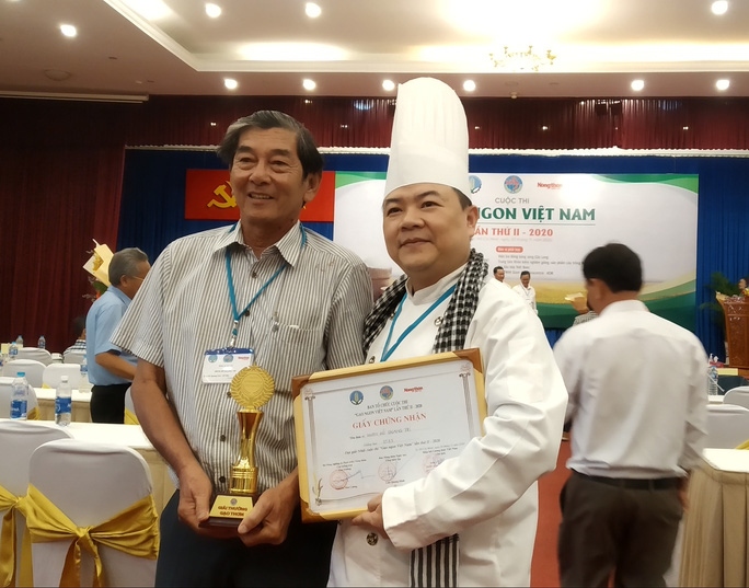 &amp;Ocirc;ng Hồ Quang Cua (b&amp;igrave;a tr&amp;aacute;i) nhận giải nhất gạo ngon Việt Nam năm 2020 cho giống gạo ST25.