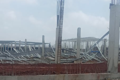 Hiện trường vụ sập nh&amp;agrave; xưởng đang trong qu&amp;aacute; tr&amp;igrave;nh dựng kết cấu th&amp;eacute;p tại KCN Cảng biển Hải H&amp;agrave;