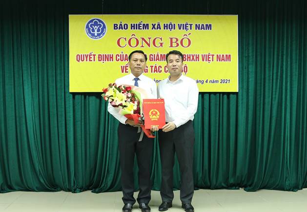 Tổng Gi&amp;aacute;m đốc BHXH Việt Nam Nguyễn Thế Mạnh trao Quyết định bổ nhiệm &amp;ocirc;ng  Nguyễn Văn Th&amp;agrave;nh (b&amp;ecirc;n tr&amp;aacute;i), giữ chức vụ Ph&amp;oacute; Gi&amp;aacute;m đốc BHXH Đồng Nai kể từ ng&amp;agrave;y 1-5-2021