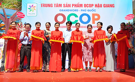 C&amp;aacute;c đại biểu cắt băng khai trương Trung t&amp;acirc;m sản phẩm OCOP Hậu Giang tại Ph&amp;uacute; Quốc