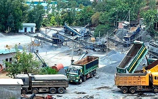 D&amp;ugrave; đ&amp;atilde; hết hạn nhưng mỏ đ&amp;aacute; vẫn hoạt động c&amp;ocirc;ng khai, rầm rộ.