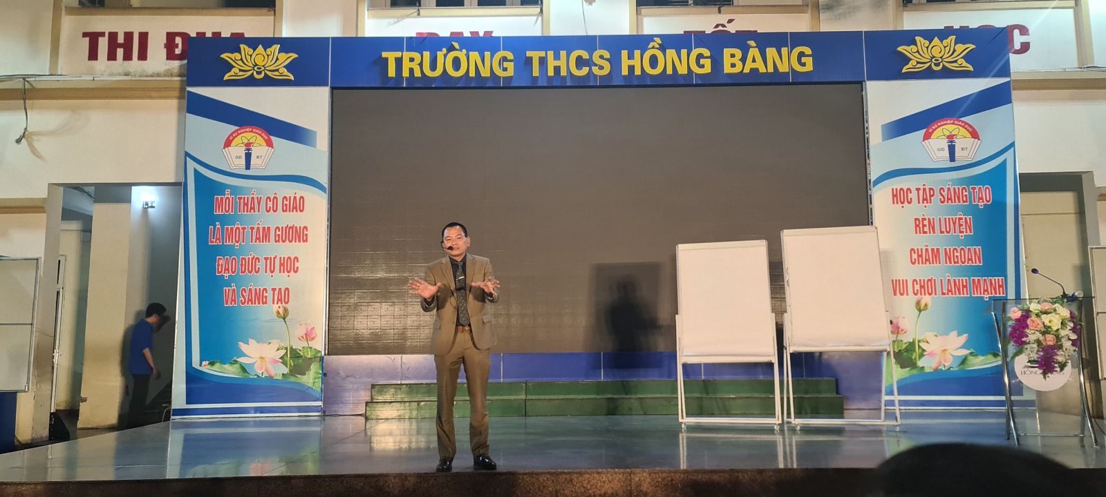 2.	Thầy gi&amp;aacute;o, chuy&amp;ecirc;n gia doanh nh&amp;acirc;n Ng&amp;ocirc; Văn Tuấn  chủ tịch tập đo&amp;agrave;n CEO Holding Việt Nam diễn giả cả giờ c&amp;ugrave;ng 600 học sinh THCS Hồng B&amp;agrave;ng