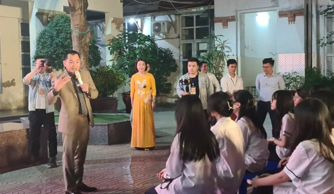 Thầy gi&amp;aacute;o-Doanh nh&amp;acirc;n Ng&amp;ocirc; Minh Tuấn trao đổi định hướng c&amp;aacute;c con c&amp;oacute; phương ph&amp;aacute;p l&amp;agrave;m chủ cuộc đời