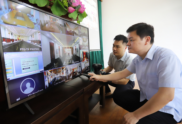 C&amp;aacute;n bộ sở Th&amp;ocirc;ng tin v&amp;agrave; truyền th&amp;ocirc;ng Ph&amp;uacute; Thọ đang kiểm tra t&amp;iacute;n hiệu kết nối tại điểm cầu sở Tư Ph&amp;aacute;p.