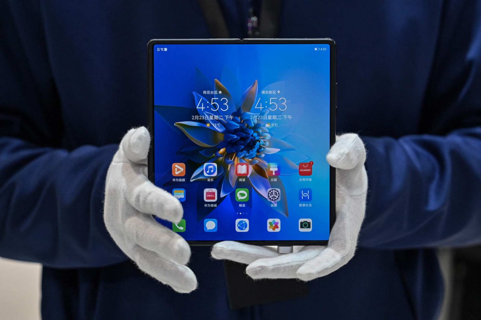 Một c&amp;ocirc;ng nh&amp;acirc;n trưng b&amp;agrave;y Huawei Mate X2 tại một gian h&amp;agrave;ng của Huawei trong sự kiện Đại hội Thế giới Di động ở Thượng Hải v&amp;agrave;o ng&amp;agrave;y 23 th&amp;aacute;ng 2 năm 2021. Ảnh: AFP