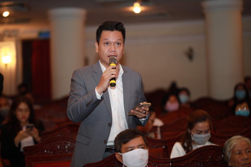 Cổ đ&amp;ocirc;ng đặt c&amp;acirc;u hỏi cho Ban điều h&amp;agrave;nh HDBank tại Đại hội