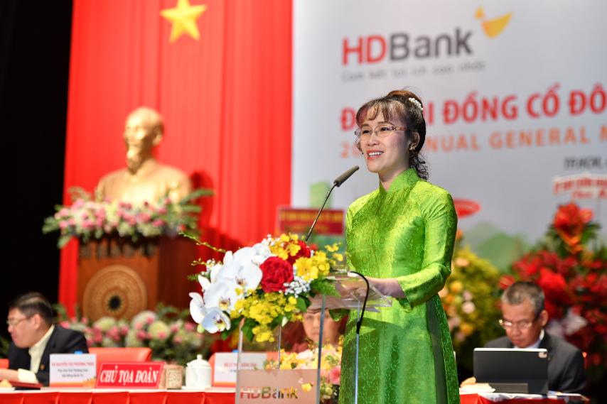 B&amp;agrave; Nguyễn Thị Phương Thảo &amp;ndash; Ph&amp;oacute; Chủ tịch thường trực HĐQT tr&amp;igrave;nh b&amp;agrave;y Phương &amp;aacute;n ph&amp;acirc;n phối lợi nhuận, kế hoạch chia cổ tức năm 2020 v&amp;agrave; Phương &amp;aacute;n tăng Vốn Điều Lệ năm 2021