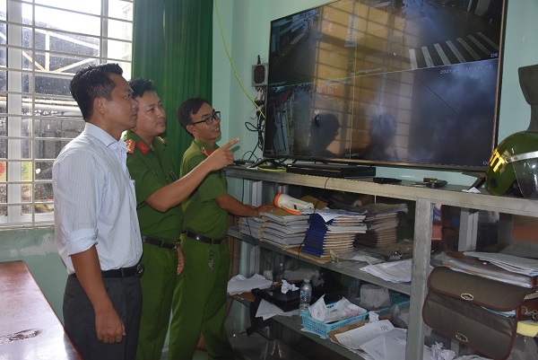 kiểm tra t&amp;igrave;nh h&amp;igrave;nh một số nơi tr&amp;ecirc;n địa b&amp;agrave;n phường qua hệ thống Camera an ninh.