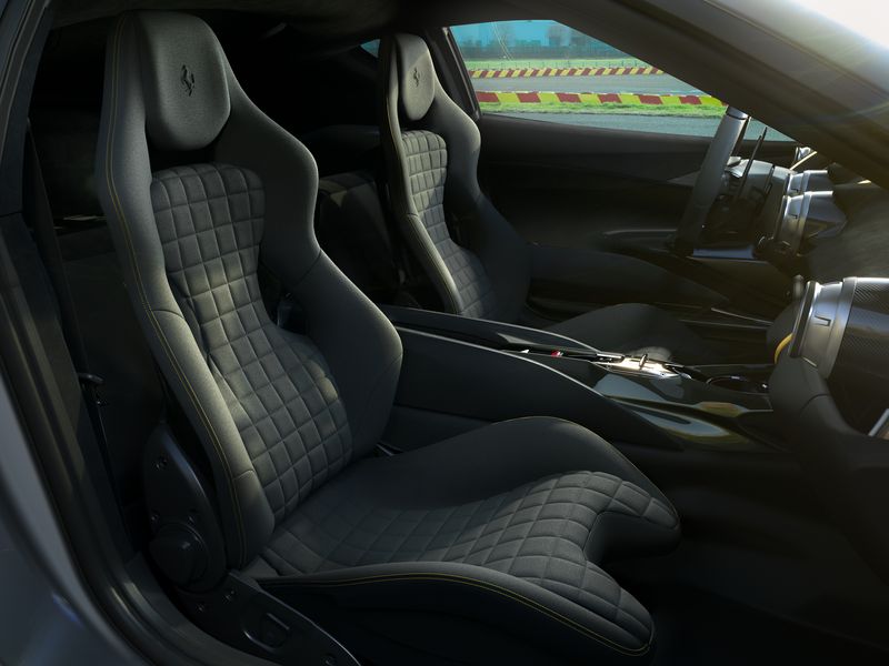 Hướng đến những nh&amp;agrave; sưu tập đầy đam m&amp;ecirc; v&amp;agrave; những người s&amp;agrave;nh sỏi nhất của Ferrari, chiếc xe được trang bị nhiều giải ph&amp;aacute;p kỹ thuật ti&amp;ecirc;n tiến nhất để đảm bảo cảm gi&amp;aacute;c l&amp;aacute;i phấn kh&amp;iacute;ch nhất.