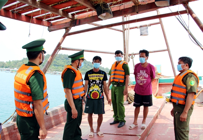 Lực lượng Bi&amp;ecirc;n ph&amp;ograve;ng v&amp;agrave; C&amp;ocirc;ng an tỉnh Ki&amp;ecirc;n Giang tuần tra, kiểm so&amp;aacute;t, tuy&amp;ecirc;n truyền ngư d&amp;acirc;n t&amp;iacute;ch cực cung cấp th&amp;ocirc;ng tin, tố gi&amp;aacute;c c&amp;aacute;c trường hợp nhập cảnh tr&amp;aacute;i ph&amp;eacute;p tr&amp;ecirc;n v&amp;ugrave;ng biển Ph&amp;uacute; Quốc
