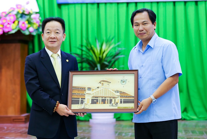 &amp;Ocirc;ng L&amp;ecirc; Quang Mạnh, Ủy vi&amp;ecirc;n BCH Trung ương Đảng, B&amp;iacute; thư Th&amp;agrave;nh ủy Cần Thơ tặng qu&amp;agrave; lưu niệm cho &amp;ocirc;ng Đỗ Quang Hiển, Chủ tịch Tập đo&amp;agrave;n T&amp;amp;T Group nh&amp;acirc;n dịp 2 b&amp;ecirc;n k&amp;yacute; thỏa thuận hợp t&amp;aacute;c chiến lược.