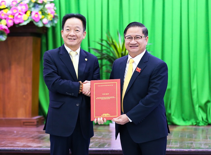 &amp;Ocirc;ng Trần Việt Trường, Chủ tịch UBND TP Cần Thơ (b&amp;ecirc;n phải) trao văn bản chấp thuận chủ trương nghi&amp;ecirc;n cứu đầu tư một số dự &amp;aacute;n tr&amp;ecirc;n địa b&amp;agrave;n cho &amp;ocirc;ng Đỗ Quang Hiển, Chủ tịch Tập đo&amp;agrave;n T&amp;amp;T Group.