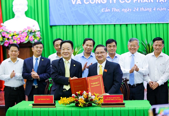 &amp;Ocirc;ng Trần Việt Trường, Chủ tịch UBND TP Cần Thơ (b&amp;ecirc;n phải) v&amp;agrave; &amp;ocirc;ng Đỗ Quang Hiển, Chủ tịch Tập đo&amp;agrave;n T&amp;amp;T Group k&amp;yacute; thỏa thuận hợp t&amp;aacute;c chiến lược.