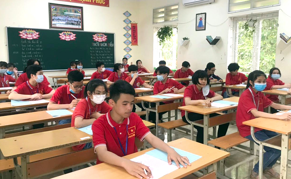 C&amp;aacute;c thi sinh đang điền th&amp;ocirc;ng tin chuẩn bị l&amp;agrave;m b&amp;agrave;i thi