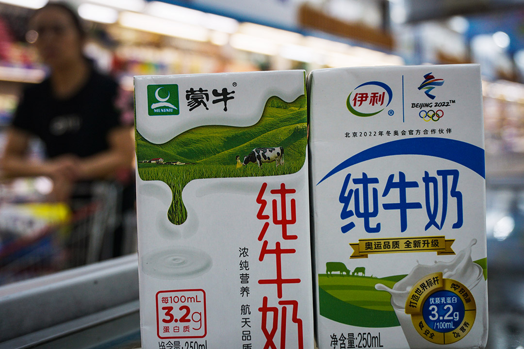 Sữa Mengniu (tr&amp;aacute;i) v&amp;agrave; sữa Yili (phải)