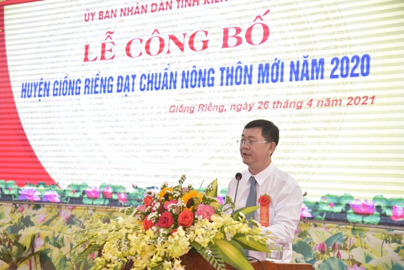 &amp;Ocirc;ng Cao Quốc Điện, Ph&amp;oacute; B&amp;iacute; thư Huyện ủy, Chủ tịch Ủy ban nh&amp;acirc;n d&amp;acirc;n huyện Giồng Riềng b&amp;aacute;o c&amp;aacute;o kết quả x&amp;acirc;y dựng n&amp;ocirc;ng th&amp;ocirc;n mới của huyện Giồng Riềng