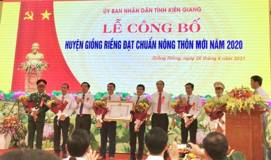 Trao Quyết định của Thủ tướng Ch&amp;iacute;nh phủ về việc c&amp;ocirc;ng nhận huyện Giồng Riềng đạt chuẩn n&amp;ocirc;ng th&amp;ocirc;n mới