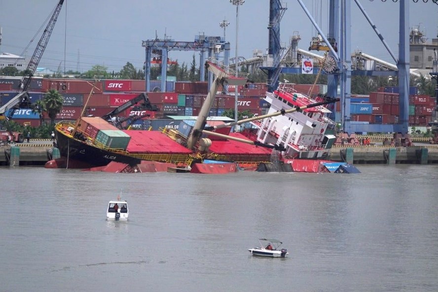 T&amp;agrave;u h&amp;agrave;ng bị lật nghi&amp;ecirc;ng khiến 18 container rơi xuống s&amp;ocirc;ng So&amp;agrave;i Rạp (Ảnh chụp ng&amp;agrave;y 26/04)