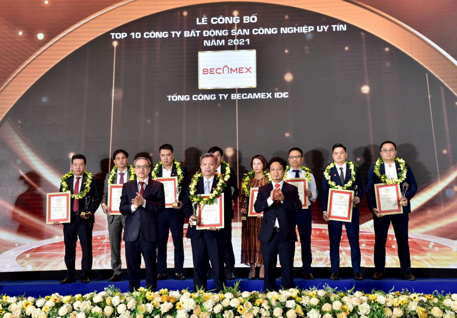 PTGĐ Becamex IDC Nguyễn Văn Thanh Huy (đứng giữa) nhận C&amp;uacute;p v&amp;agrave; Giấy chứng nhận từ Thứ trưởng Bộ Th&amp;ocirc;ng tin v&amp;agrave; truyền th&amp;ocirc;ng Phan T&amp;acirc;m v&amp;agrave; &amp;ocirc;ng Vũ Đăng Vinh - Tổng gi&amp;aacute;m đốc Vietnam Report