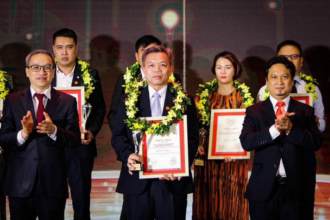 PTGĐ Becamex IDC Nguyễn Văn Thanh Huy (đứng giữa) nhận C&amp;uacute;p v&amp;agrave; Giấy chứng nhận từ Thứ trưởng Bộ Th&amp;ocirc;ng tin v&amp;agrave; truyền th&amp;ocirc;ng Phan T&amp;acirc;m v&amp;agrave; &amp;ocirc;ng Vũ Đăng Vinh - Tổng gi&amp;aacute;m đốc Vietnam Report