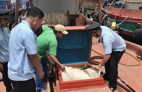 C&amp;aacute;c hầm chứa dầu đều được che bọc, ngụy trang kỹ lưỡng