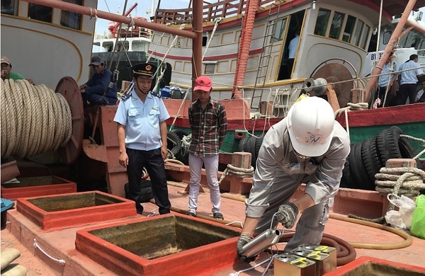 Lực lượng chức năng tiến h&amp;agrave;nh lấy mẫu dầu tại c&amp;aacute;c hầm chứa
