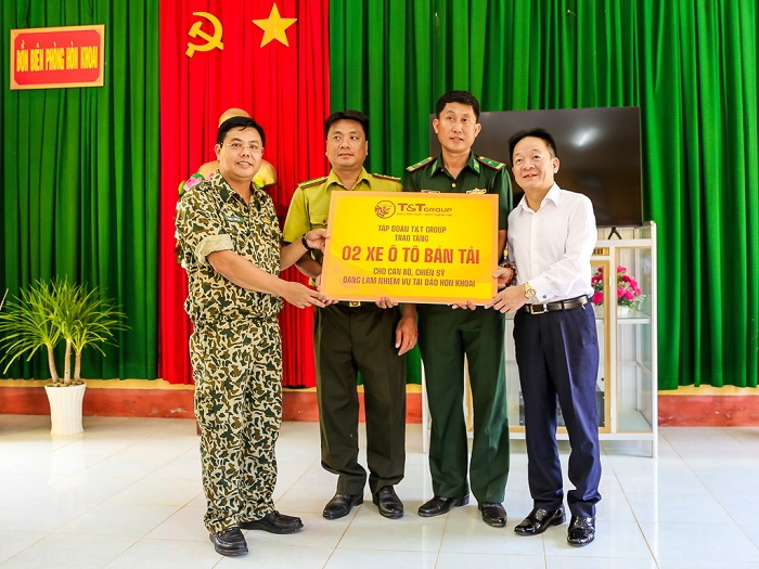 L&amp;atilde;nh đạo tỉnh C&amp;agrave; Mau v&amp;agrave; l&amp;atilde;nh đạo Tập đo&amp;agrave;n T&amp;amp;T Group tặng qu&amp;agrave; cho c&amp;aacute;n bộ chiến sỹ c&amp;aacute;c lực lượng đang l&amp;agrave;m nhiệm vụ tr&amp;ecirc;n đảo H&amp;ograve;n Khoai.