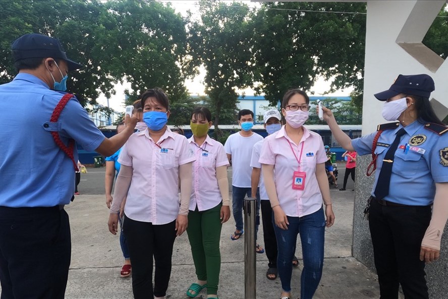 C&amp;ocirc;ng nh&amp;acirc;n c&amp;ocirc;ng ty sản xuất gi&amp;agrave;y da (phường An Thạch, TP Thuận An) v&amp;agrave;o ca đều đeo khẩu trang v&amp;agrave; được kiểm tra th&amp;acirc;n nhiệt, Ảnh: Ch&amp;iacute; Tưởng-TTXVN