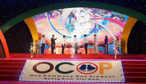 C&amp;aacute;c đại biểu thực hiện nghi lễ khai mạc Hội chợ OCOP Quảng Ninh - H&amp;egrave; 2020.