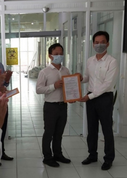 B&amp;iacute; thư, Chủ tịch UBND TP H&amp;agrave; Ti&amp;ecirc;n L&amp;ecirc; Quốc Anh (phải) nhận giấy chứng nhận đủ năng lực x&amp;eacute;t nghiệm khẳng định SARS-CoV-2 cho Trung t&amp;acirc;m Y tế TP H&amp;agrave; Ti&amp;ecirc;n