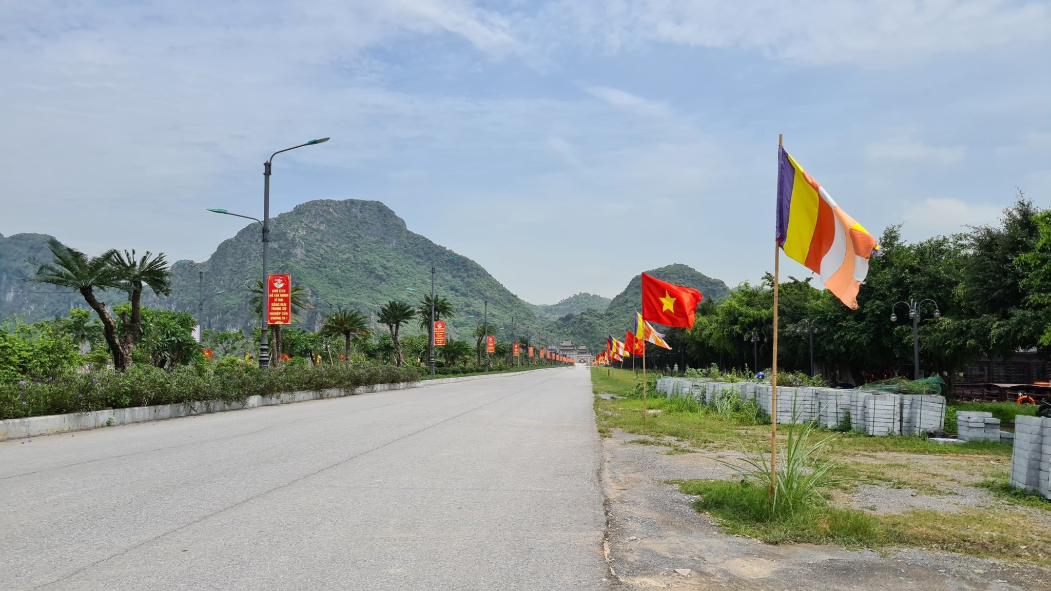 Tam Ch&amp;uacute;c - ng&amp;ocirc;i ch&amp;ugrave;a lớn nhất thế giới - b&amp;igrave;nh y&amp;ecirc;n đến lạ ng&amp;agrave;y lễ 30-4 - Ảnh 4.