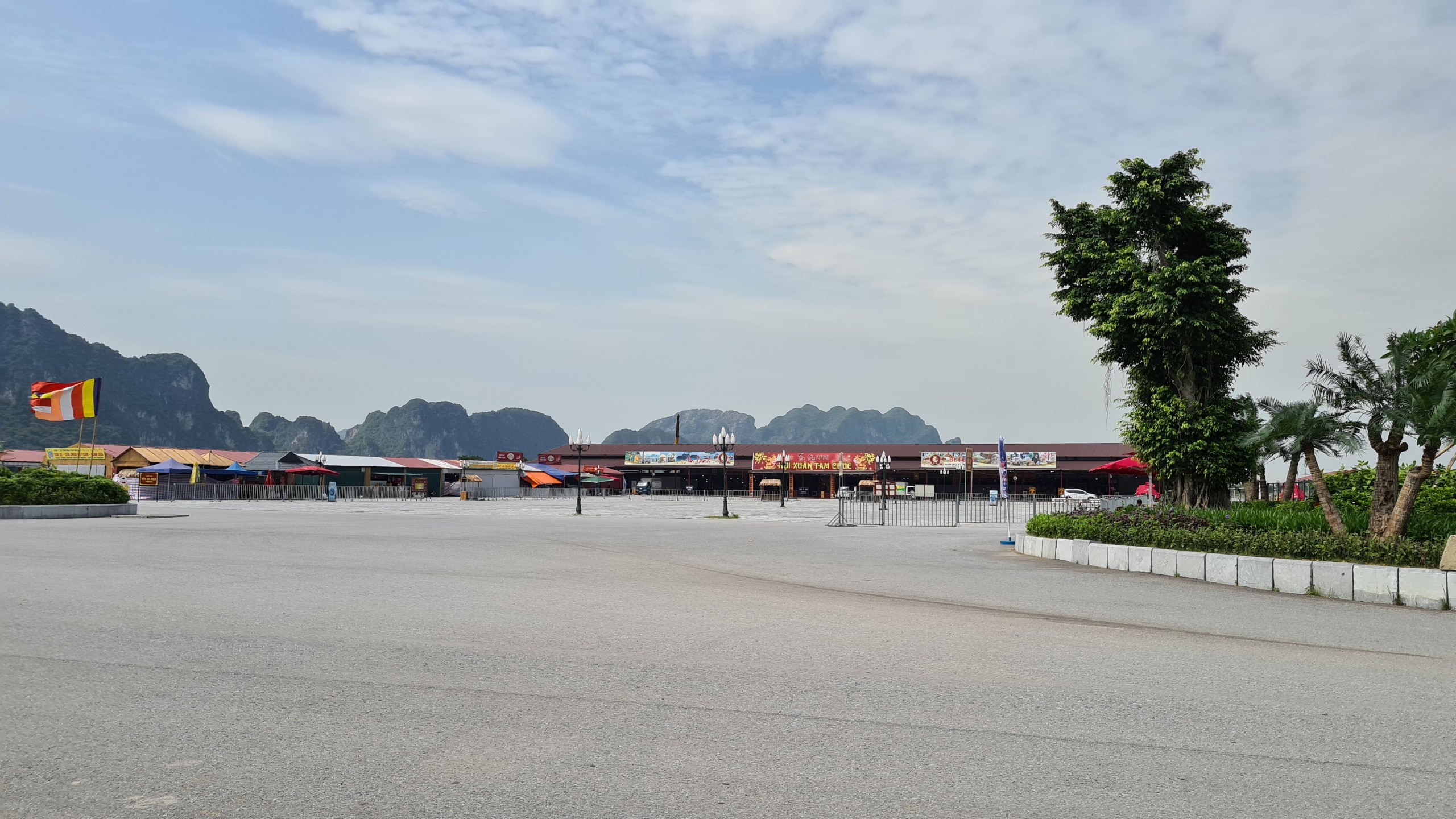 Tam Ch&amp;uacute;c - ng&amp;ocirc;i ch&amp;ugrave;a lớn nhất thế giới - b&amp;igrave;nh y&amp;ecirc;n đến lạ ng&amp;agrave;y lễ 30-4 - Ảnh 7.