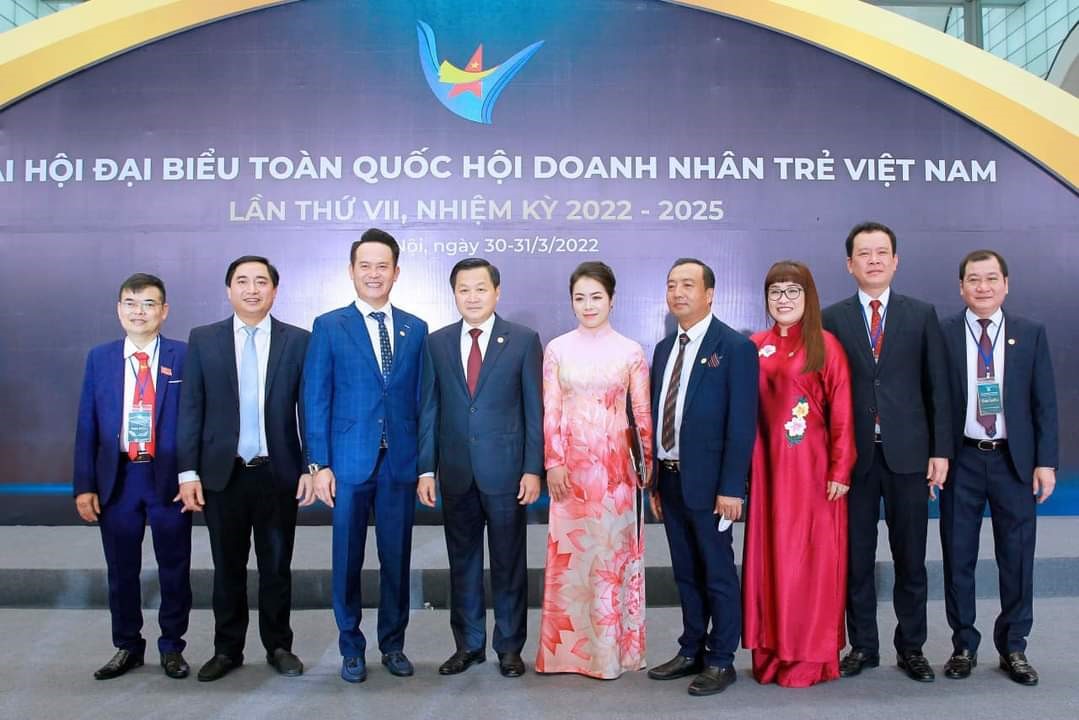 CEO Lưu Thị Thanh Mẫu (&amp;aacute;o d&amp;agrave;i hồng) c&amp;ugrave;ng c&amp;aacute;c th&amp;agrave;nh vi&amp;ecirc;n Hội Doanh nh&amp;acirc;n trẻ Việt Nam đ&amp;oacute;n Ph&amp;oacute; Thủ tướng Ch&amp;iacute;nh phủ L&amp;ecirc; Minh Kh&amp;aacute;i đến dự Đại hội đại biểu kh&amp;oacute;a VII, nhiệm kỳ 2022-2025