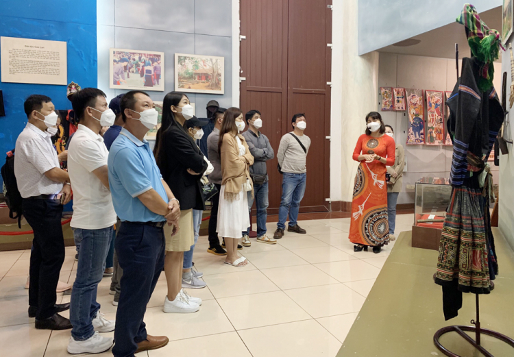 Đo&amp;agrave;n tham quan Bảo t&amp;agrave;ng H&amp;ugrave;ng Vương, th&amp;agrave;nh phố Việt Tr&amp;igrave;