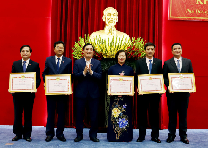 B&amp;iacute; thư Tỉnh ủy Ph&amp;uacute; thọ- B&amp;ugrave;i Minh Ch&amp;acirc;u tặng Bằng khen của BTV Tỉnh ủy cho 5 Đảng bộ cấp tr&amp;ecirc;n cơ sở đạt ti&amp;ecirc;u chuẩn &amp;ldquo;Ho&amp;agrave;n th&amp;agrave;nh xuất sắc nhiệm vụ&amp;rdquo; năm 2021