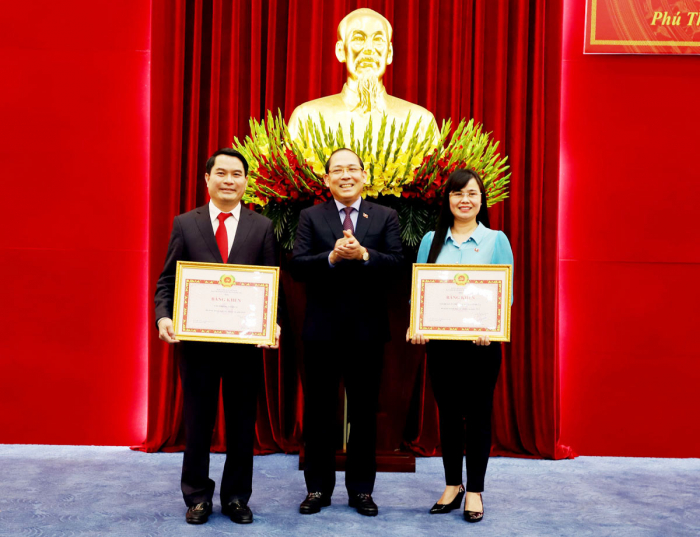 Ph&amp;oacute; B&amp;iacute; thư Thường trực Tỉnh ủy Ph&amp;uacute; thọ- Ho&amp;agrave;ng C&amp;ocirc;ng Thủy tặng Bằng khen của BTV Tỉnh ủy cho 2 cơ quan chuy&amp;ecirc;n tr&amp;aacute;ch tham mưu, gi&amp;uacute;p việc Tỉnh ủy ho&amp;agrave;n th&amp;agrave;nh xuất sắc nhiệm vụ năm 2021