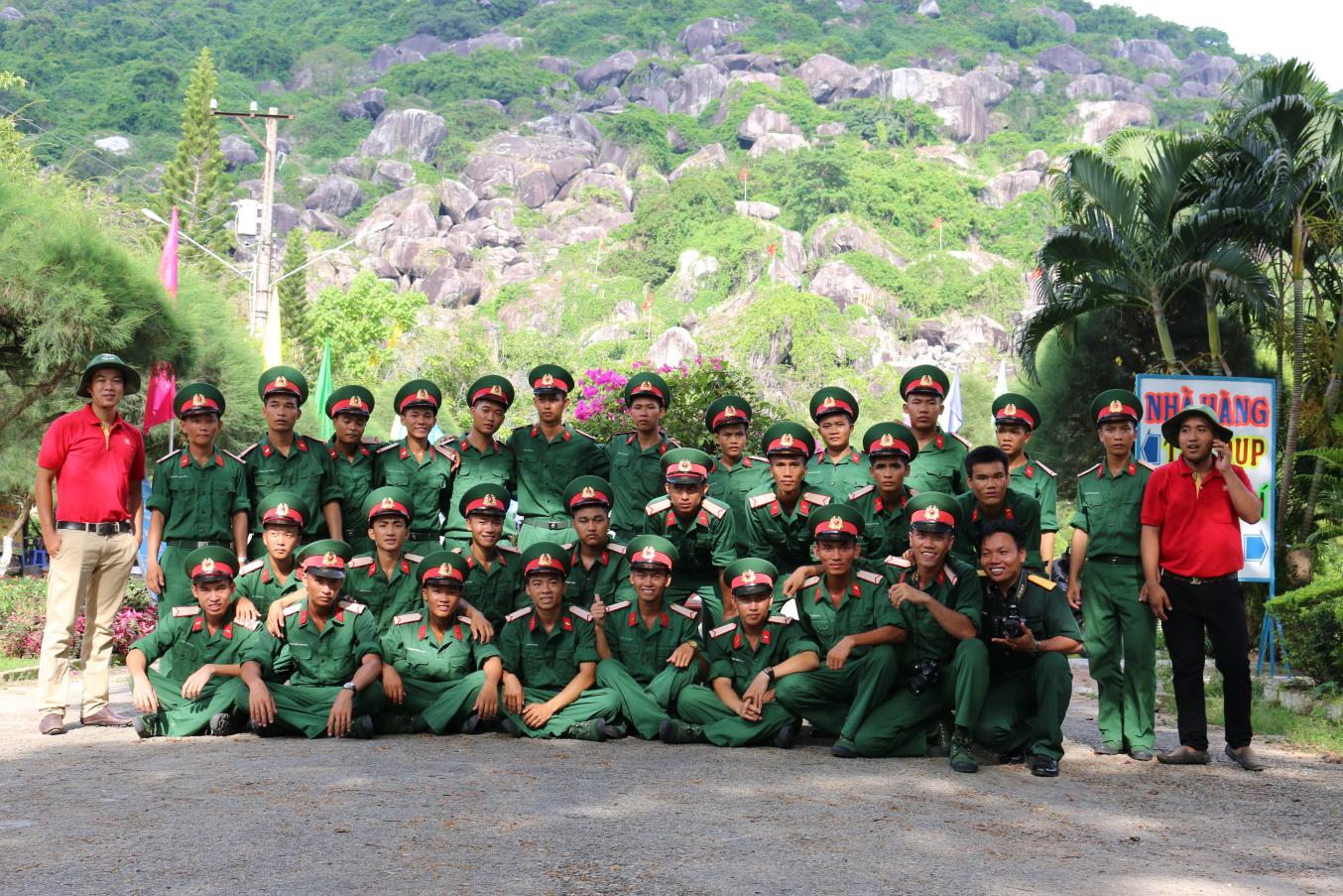 Lữ đo&amp;agrave;n Tăng thiết gi&amp;aacute;p 416 đến tham quan Tức Dụp