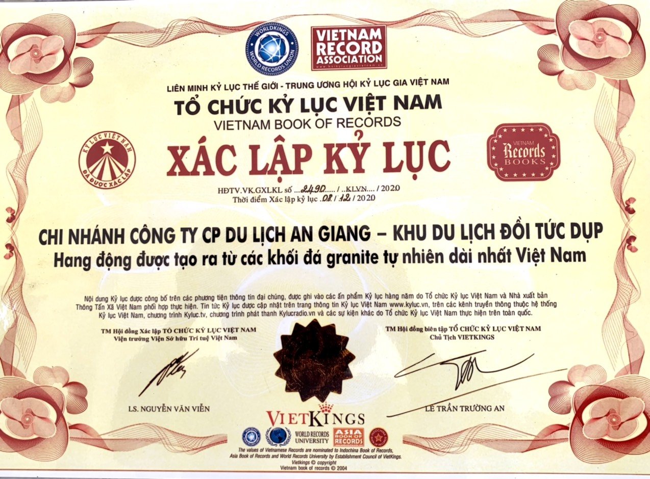 Với vẻ đẹp kỳ vĩ, Tức Dụp đ&amp;atilde; được Tổ chức Kỷ lục Việt Nam c&amp;ocirc;ng nhận &amp;ldquo;Hang động được tạo ra từ đ&amp;aacute; Granite tự nhi&amp;ecirc;n d&amp;agrave;i nhất v&amp;agrave; đẹp nhất Việt Nam&amp;rdquo;