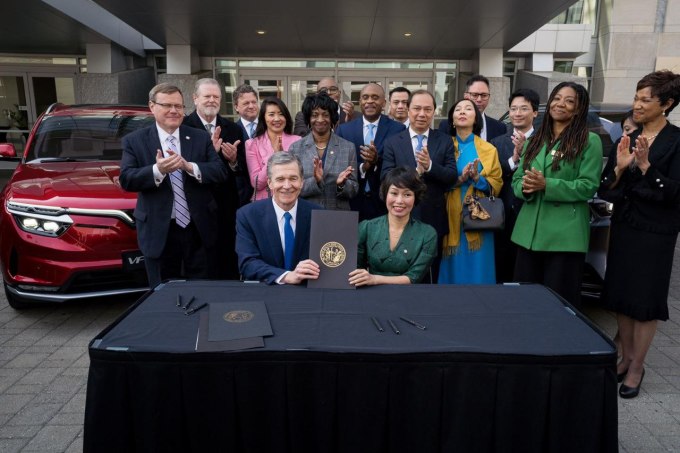 Thống đốc North Carolina, &amp;ocirc;ng Roy Cooper (tr&amp;aacute;i) v&amp;agrave; Ph&amp;oacute; Chủ tịch Tập đo&amp;agrave;n Vingroup ki&amp;ecirc;m Tổng gi&amp;aacute;m đốc VinFast to&amp;agrave;n cầu L&amp;ecirc; Thị Thu Thuỷ k&amp;yacute; kết hợp t&amp;aacute;c ng&amp;agrave;y 29/3