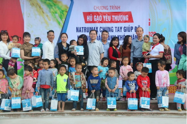 Đo&amp;agrave;n thiện nguyện Natrumax tại trường Mầm non-TH-THCS số 2 T&amp;agrave; Phời, Tp L&amp;agrave;o Cai (C&amp;ocirc; Thủy người mặc &amp;aacute;o ph&amp;ocirc;ng trắng đứng thứ 3 h&amp;agrave;ng thứ 2)