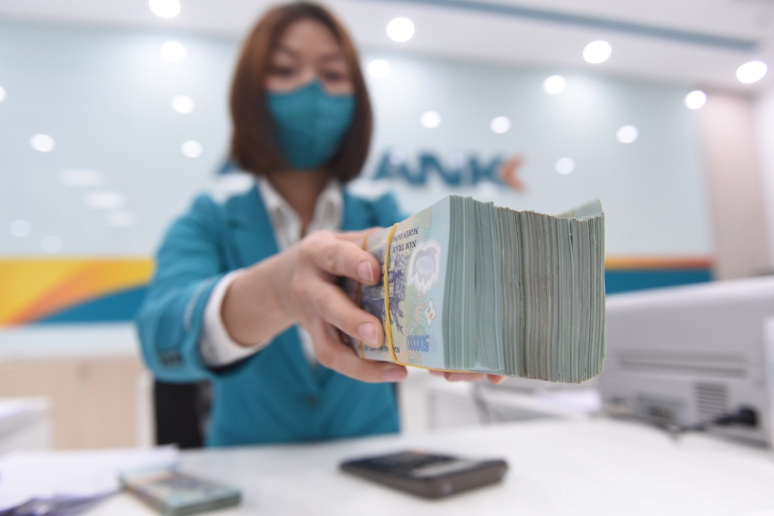 Mặt bằng l&amp;atilde;i suất ng&amp;acirc;n h&amp;agrave;ng sẽ tăng nhẹ trong năm 2022