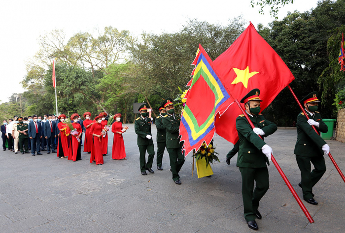 Đo&amp;agrave;n đại biểu huyện Cẩm Kh&amp;ecirc; thực hiện nghi lễ d&amp;acirc;ng hương l&amp;ecirc;n Đền Thượng