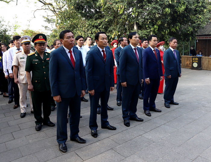 Đo&amp;agrave;n đại biểu huyện Cẩm Kh&amp;ecirc; d&amp;acirc;ng hương tại Đền Thượng