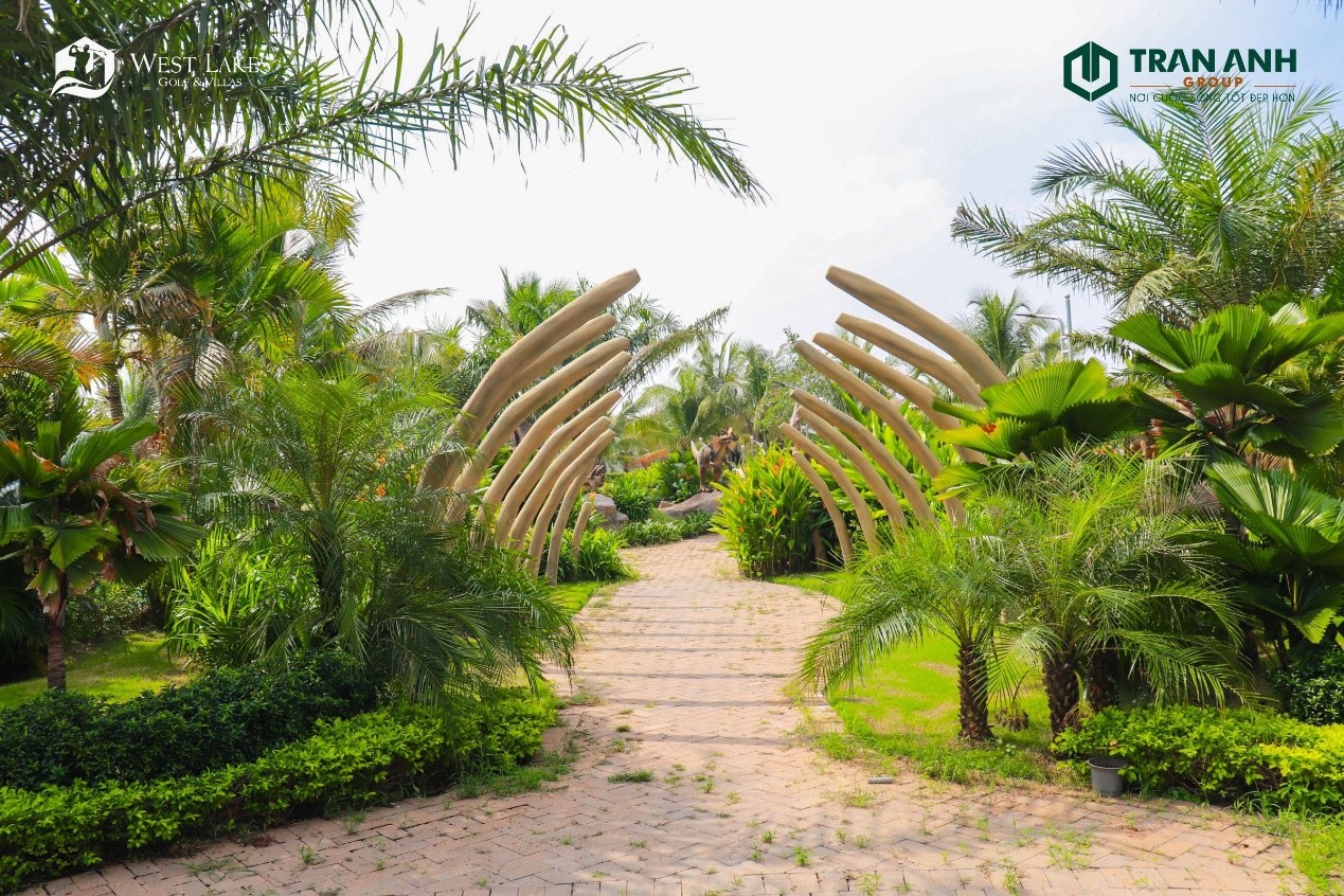 Một g&amp;oacute;c trong c&amp;ocirc;ng vi&amp;ecirc;n nước West Lakes Golf &amp;amp; Villas