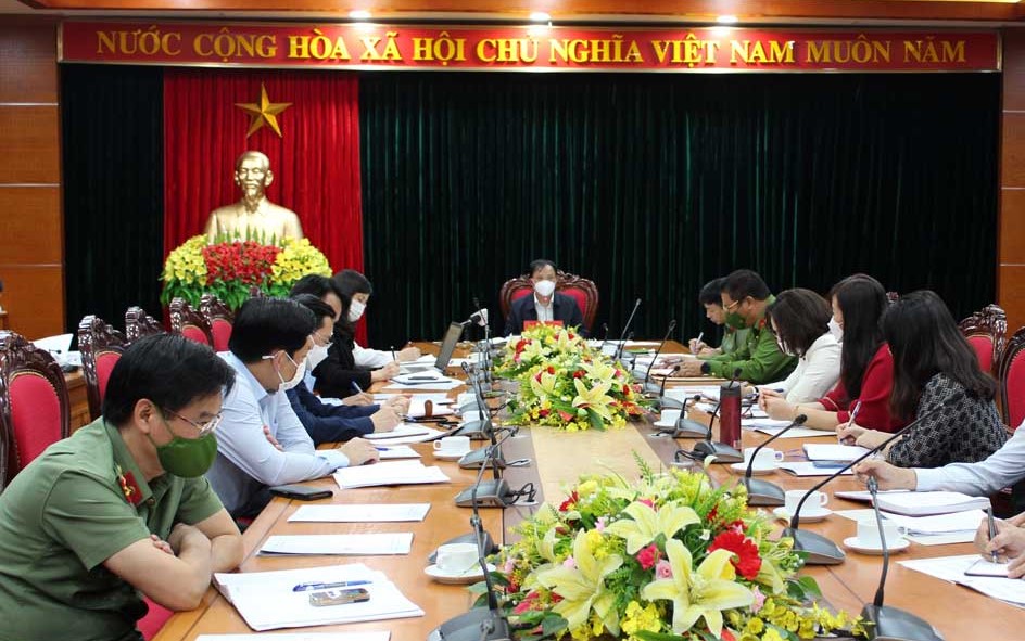 Chủ tịch UBND tỉnh H&amp;ograve;a B&amp;igrave;nh B&amp;ugrave;i Văn Kh&amp;aacute;nh, chủ tr&amp;igrave; hội nghị.